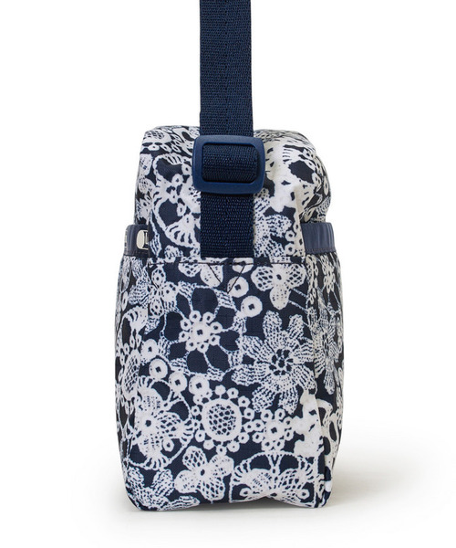 LeSportsac(レスポートサック)の「DANIELLA CROSSBODY フローラルレースネイビー(ショルダーバッグ・レディース・ブルー・FREE)」の5枚目の写真