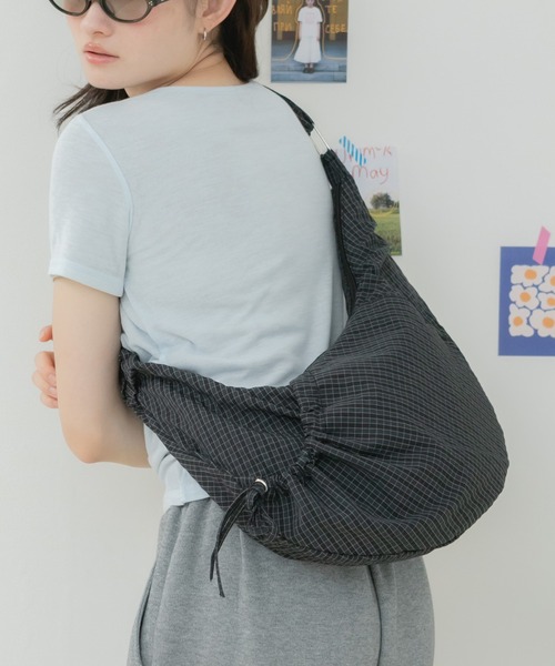 HEILIS(ヘイリス)の「ストリングクロスバッグ / ショルダーバッグ クロスバッグ ワンショルダーバッグ 斜め掛けバッグ 肩掛けバッグ ストリングバッグ ギャザーバッグ ナイロンバッグ 軽量バッグ 大容量バッグ ポケット付き ドット柄 チェック柄 カジュアル 春 夏 秋 韓国ファッション 大人カジュアル デイリー お出かけ(ショルダーバッグ・レディース・ネイビー/ブラック/アイボリー・FREE)」の3枚目の写真