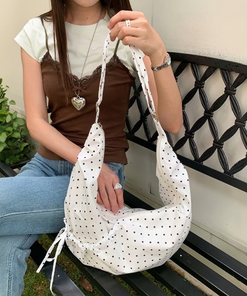 HEILIS(ヘイリス)の「ストリングクロスバッグ / ショルダーバッグ クロスバッグ ワンショルダーバッグ 斜め掛けバッグ 肩掛けバッグ ストリングバッグ ギャザーバッグ ナイロンバッグ 軽量バッグ 大容量バッグ ポケット付き ドット柄 チェック柄 カジュアル 春 夏 秋 韓国ファッション 大人カジュアル デイリー お出かけ(ショルダーバッグ・レディース・ネイビー/ブラック/アイボリー・FREE)」の2枚目の写真