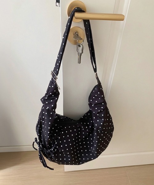 HEILIS(ヘイリス)の「ストリングクロスバッグ / ショルダーバッグ クロスバッグ ワンショルダーバッグ 斜め掛けバッグ 肩掛けバッグ ストリングバッグ ギャザーバッグ ナイロンバッグ 軽量バッグ 大容量バッグ ポケット付き ドット柄 チェック柄 カジュアル 春 夏 秋 韓国ファッション 大人カジュアル デイリー お出かけ(ショルダーバッグ・レディース・ネイビー/ブラック/アイボリー・FREE)」の13枚目の写真