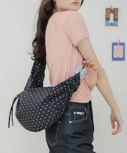HEILIS(ヘイリス)の「ストリングクロスバッグ / ショルダーバッグ クロスバッグ ワンショルダーバッグ 斜め掛けバッグ 肩掛けバッグ ストリングバッグ ギャザーバッグ ナイロンバッグ 軽量バッグ 大容量バッグ ポケット付き ドット柄 チェック柄 カジュアル 春 夏 秋 韓国ファッション 大人カジュアル デイリー お出かけ(ショルダーバッグ・レディース・ネイビー/ブラック/アイボリー・FREE)」の9枚目の写真