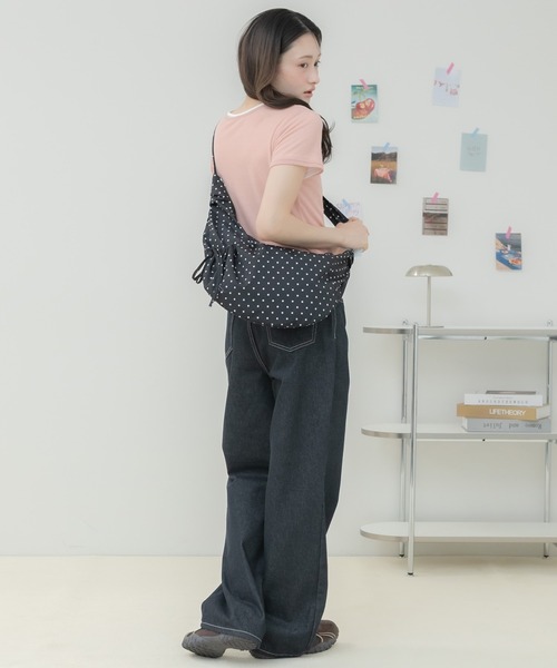 HEILIS(ヘイリス)の「ストリングクロスバッグ / ショルダーバッグ クロスバッグ ワンショルダーバッグ 斜め掛けバッグ 肩掛けバッグ ストリングバッグ ギャザーバッグ ナイロンバッグ 軽量バッグ 大容量バッグ ポケット付き ドット柄 チェック柄 カジュアル 春 夏 秋 韓国ファッション 大人カジュアル デイリー お出かけ(ショルダーバッグ・レディース・ネイビー/ブラック/アイボリー・FREE)」の11枚目の写真