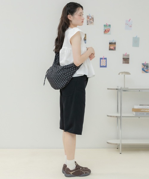 HEILIS(ヘイリス)の「ストリングクロスバッグ / ショルダーバッグ クロスバッグ ワンショルダーバッグ 斜め掛けバッグ 肩掛けバッグ ストリングバッグ ギャザーバッグ ナイロンバッグ 軽量バッグ 大容量バッグ ポケット付き ドット柄 チェック柄 カジュアル 春 夏 秋 韓国ファッション 大人カジュアル デイリー お出かけ(ショルダーバッグ・レディース・ネイビー/ブラック/アイボリー・FREE)」の5枚目の写真