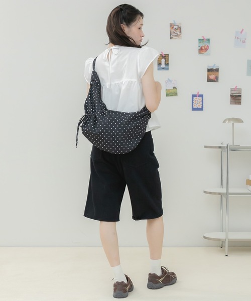 HEILIS(ヘイリス)の「ストリングクロスバッグ / ショルダーバッグ クロスバッグ ワンショルダーバッグ 斜め掛けバッグ 肩掛けバッグ ストリングバッグ ギャザーバッグ ナイロンバッグ 軽量バッグ 大容量バッグ ポケット付き ドット柄 チェック柄 カジュアル 春 夏 秋 韓国ファッション 大人カジュアル デイリー お出かけ(ショルダーバッグ・レディース・ネイビー/ブラック/アイボリー・FREE)」の6枚目の写真
