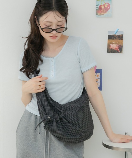 HEILIS（ヘイリス）の「ストリングクロスバッグ/ ショルダーバッグ クロスバッグ ワンショルダーバッグ 斜め掛けバッグ 肩掛けバッグ ストリングバッグ ギャザーバッグ ドット柄 チェック柄 大容量 軽量 ポケット付き カジュアル デイリー お出かけ 秋 秋服 秋コーデ 秋冬 長袖コーデ スウェットコーデ ニットコーデ 韓国ファッション 韓国コーデ アイボリー ブラック ネイビー（ショルダーバッグ・レディース・ネイビー/ブラック/アイボリー・FREE）」の21枚目の写真
