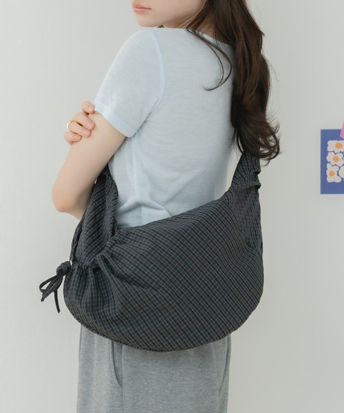 HEILIS(ヘイリス)の「ストリングクロスバッグ / ショルダーバッグ クロスバッグ ワンショルダーバッグ 斜め掛けバッグ 肩掛けバッグ ストリングバッグ ギャザーバッグ ナイロンバッグ 軽量バッグ 大容量バッグ ポケット付き ドット柄 チェック柄 カジュアル 春 夏 秋 韓国ファッション 大人カジュアル デイリー お出かけ(ショルダーバッグ・レディース・ネイビー/ブラック/アイボリー・FREE)」の22枚目の写真