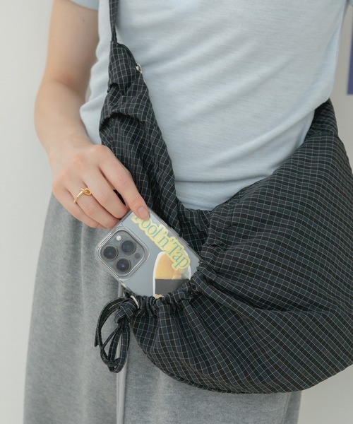 HEILIS（ヘイリス）の「ストリングクロスバッグ/ ショルダーバッグ クロスバッグ ワンショルダーバッグ 斜め掛けバッグ 肩掛けバッグ ストリングバッグ ギャザーバッグ ドット柄 チェック柄 大容量 軽量 ポケット付き カジュアル デイリー お出かけ 秋 秋服 秋コーデ 秋冬 長袖コーデ スウェットコーデ ニットコーデ 韓国ファッション 韓国コーデ アイボリー ブラック ネイビー（ショルダーバッグ・レディース・ネイビー/ブラック/アイボリー・FREE）」の22枚目の写真