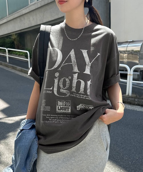 andme（アンドミー）の「ピグメント加工ビッグロゴプリントTシャツ（Tシャツ/カットソー・レディース・チャコールグレー/キナリ/ブラウン・M）」の2枚目の写真