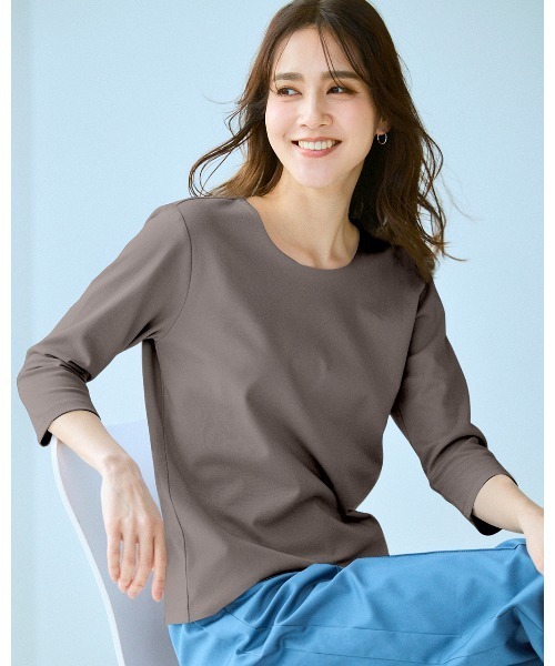 DoCLASSE( ドゥクラッセ)の「ジュエルネックN/7分袖・DoT(Tシャツ/カットソー・レディース・ダークネイビー/ダークブラウン/チャコール/ブラック/ライトグレー/ライトピンク/ホワイト/ブルー・L/M/S/LL/3L)」の4枚目の写真