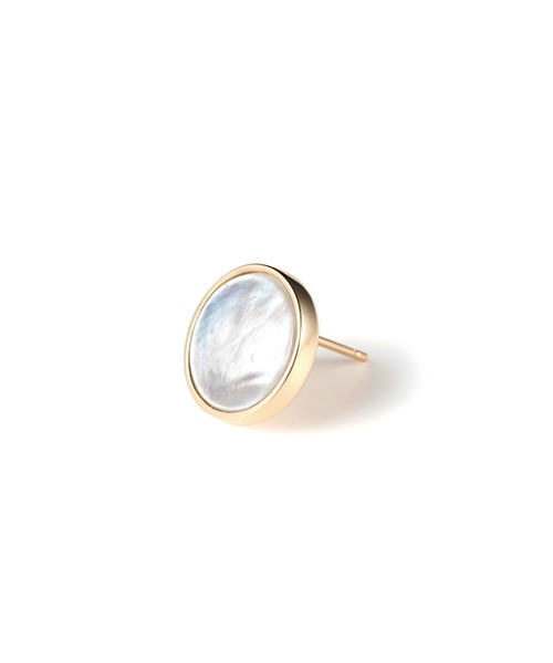 Irise coffret（イリスコフレ）の「［UNTITLED］K10YG ホワイト シェル ラウンド ピアス｜White lipped oyster Pierced earrings（ピアス（両耳用）・レディース・イエローゴールド・ONE SIZE）」の2枚目の写真