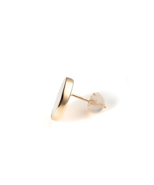 Irise coffret（イリスコフレ）の「［UNTITLED］K10YG ホワイト シェル ラウンド ピアス｜White lipped oyster Pierced earrings（ピアス（両耳用）・レディース・イエローゴールド・ONE SIZE）」の3枚目の写真