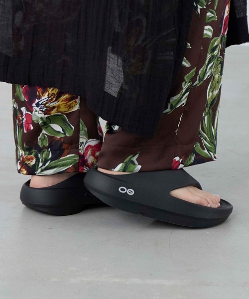 OOFOS(ウーフォス)の「【OOFOS】Ooriginal+ リカバリーサンダル(サンダル・レディース・ブラック/オフホワイト・23.0cm/24.0cm)」の12枚目の写真