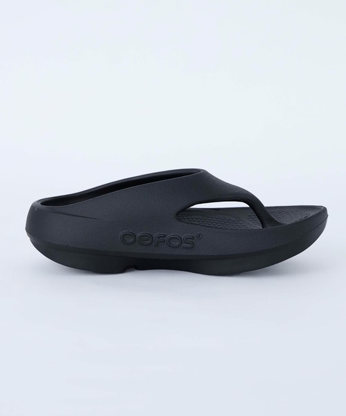 OOFOS(ウーフォス)の「【OOFOS】Ooriginal+ リカバリーサンダル(サンダル・レディース・ブラック/オフホワイト・23.0cm/24.0cm)」の18枚目の写真
