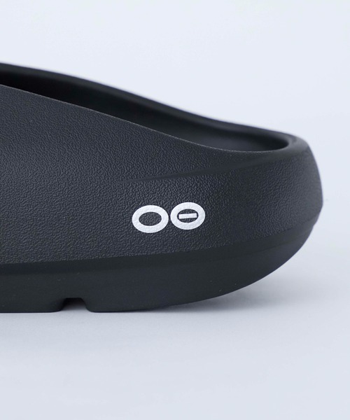 OOFOS(ウーフォス)の「【OOFOS】Ooriginal+ リカバリーサンダル(サンダル・レディース・ブラック/オフホワイト・23.0cm/24.0cm)」の22枚目の写真