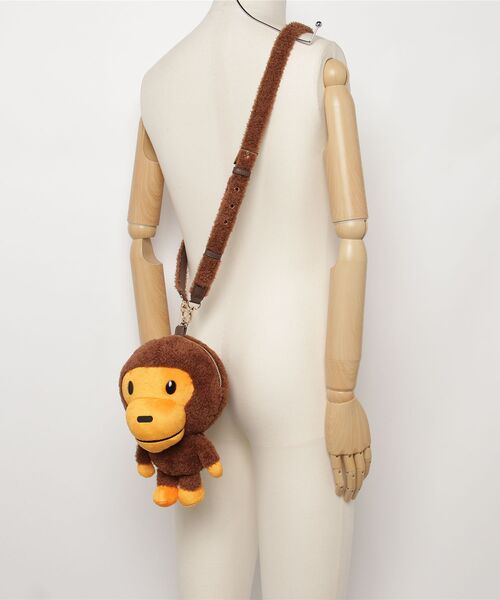 A BATHING APE(アベイシングエイプ)の「BABY MILO PLUSH DOLL 2WAY SHOULDER BAG(ショルダーバッグ・メンズ・ブラウン・FREE)」の5枚目の写真