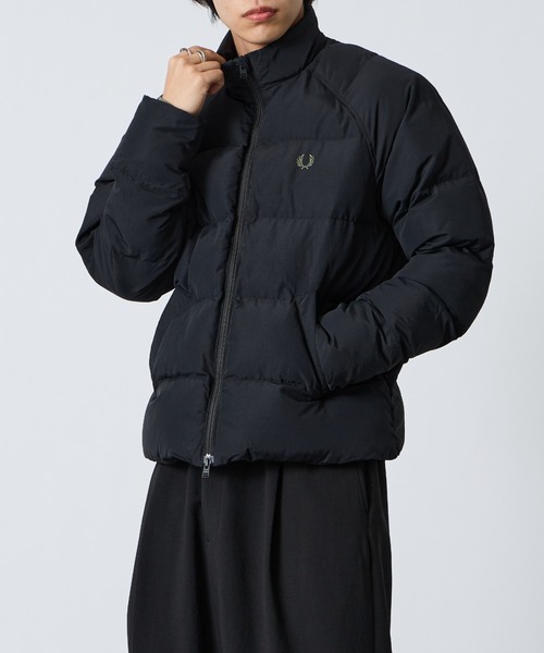 FRED PERRY（フレッドペリー）の「[FRED PERRY/フレッドペリー] ワンポイントロゴ刺繍 ラグランスリーブ パテッドジャケット（ブルゾン・レディース・ブラック/ダークブラウン・M/L）」の4枚目の写真
