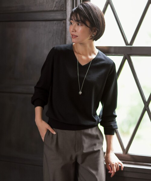 J.PRESS(ジェイプレス)の「【WEB限定・人気定番アイテム・シーンレスに活躍】PRINCE Vネック ニット(ニット/セーター・レディース・ベージュ系/ブラック系/ダークブラウン系/ピーコックグリーン系/ローズ系/ライトグレー系/ホワイト系・MEDIUM/LARGE)」の10枚目の写真