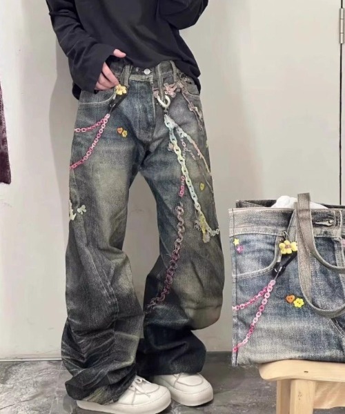 SHERU(シェル)の「パステルフェイクチェーン グラフィック3Dウォッシュワイドデニム(デニムパンツ・レディース・ブルー・LARGE/MEDIUM/SMALL)」の9枚目の写真