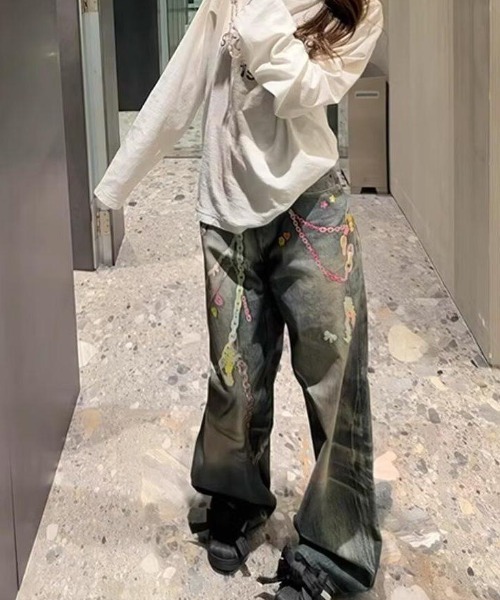 SHERU(シェル)の「パステルフェイクチェーン グラフィック3Dウォッシュワイドデニム(デニムパンツ・レディース・ブルー・LARGE/MEDIUM/SMALL)」の3枚目の写真