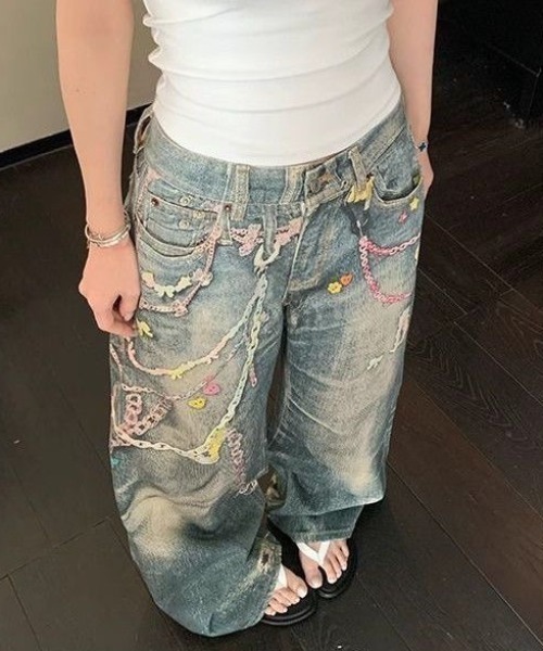 SHERU(シェル)の「パステルフェイクチェーン グラフィック3Dウォッシュワイドデニム(デニムパンツ・レディース・ブルー・LARGE/MEDIUM/SMALL)」の15枚目の写真