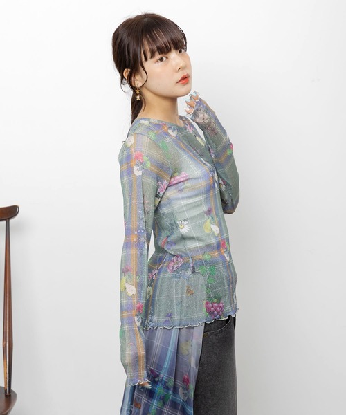 iS ScoLar(イズスカラー)の「562256:2柄展開 お花orチェック柄 ラメチュールインナー(Tシャツ/カットソー・レディース・ブラック/カーキ・M)」の4枚目の写真