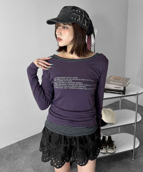 MATU:TA(マトゥータ)の「【万能トップス】レタリングボートネックロングTシャツ/長袖 透け感 シアー カットソー レタリング フロントデザイン ロゴ ワンショルダー ボートネック ルーズネック 2カラー ブラック パープル(Tシャツ/カットソー・レディース・ブラック/ダークパープル・FREE)」の3枚目の写真