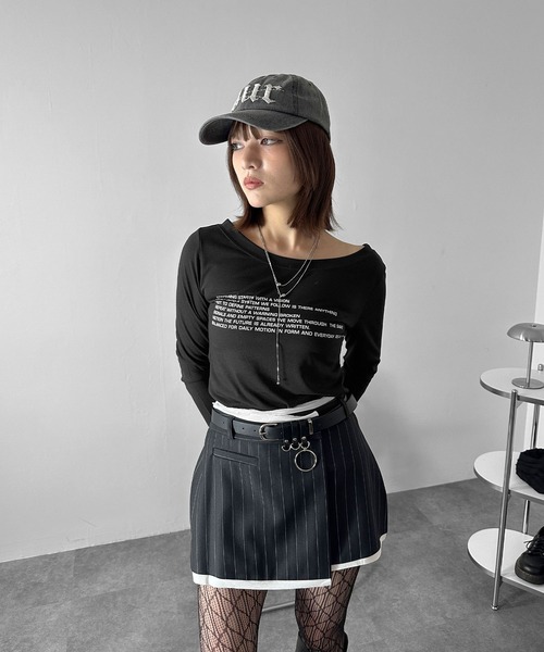 MATU:TA(マトゥータ)の「【万能トップス】レタリングボートネックロングTシャツ/長袖 透け感 シアー カットソー レタリング フロントデザイン ロゴ ワンショルダー ボートネック ルーズネック 2カラー ブラック パープル(Tシャツ/カットソー・レディース・ブラック/ダークパープル・FREE)」の11枚目の写真