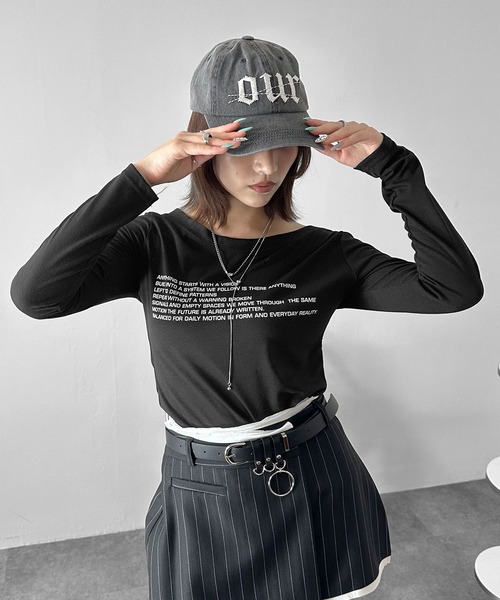 MATU:TA(マトゥータ)の「【万能トップス】レタリングボートネックロングTシャツ/長袖 透け感 シアー カットソー レタリング フロントデザイン ロゴ ワンショルダー ボートネック ルーズネック 2カラー ブラック パープル(Tシャツ/カットソー・レディース・ブラック/ダークパープル・FREE)」の12枚目の写真