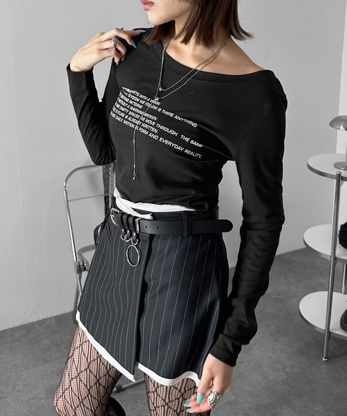 MATU:TA(マトゥータ)の「【万能トップス】レタリングボートネックロングTシャツ/長袖 透け感 シアー カットソー レタリング フロントデザイン ロゴ ワンショルダー ボートネック ルーズネック 2カラー ブラック パープル(Tシャツ/カットソー・レディース・ブラック/ダークパープル・FREE)」の13枚目の写真