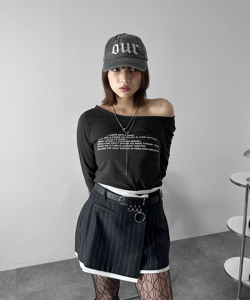MATU:TA(マトゥータ)の「【万能トップス】レタリングボートネックロングTシャツ/長袖 透け感 シアー カットソー レタリング フロントデザイン ロゴ ワンショルダー ボートネック ルーズネック 2カラー ブラック パープル(Tシャツ/カットソー・レディース・ブラック/ダークパープル・FREE)」の16枚目の写真