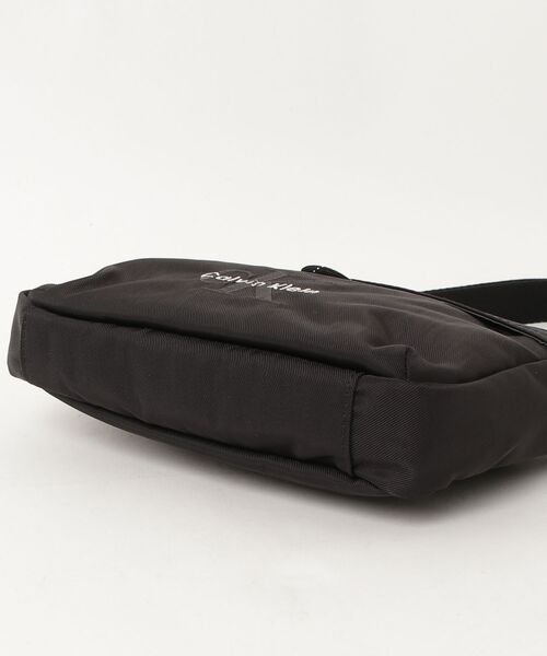 Calvin Klein(カルバン・クライン)の「【Calvin Klein / カルバン・クライン】BOLD CAMERA BAG ロゴ カメラバッグ / ショルダーバッグ(ショルダーバッグ・メンズ・ブラック・FREE)」の12枚目の写真