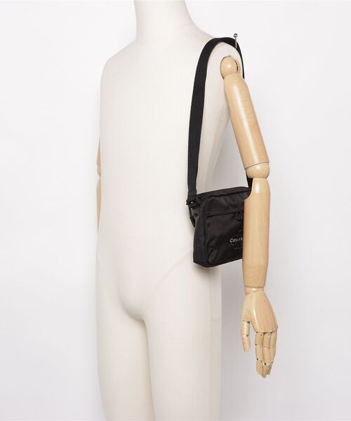 Calvin Klein(カルバン・クライン)の「【Calvin Klein / カルバン・クライン】BOLD CAMERA BAG ロゴ カメラバッグ / ショルダーバッグ(ショルダーバッグ・メンズ・ブラック・FREE)」の14枚目の写真