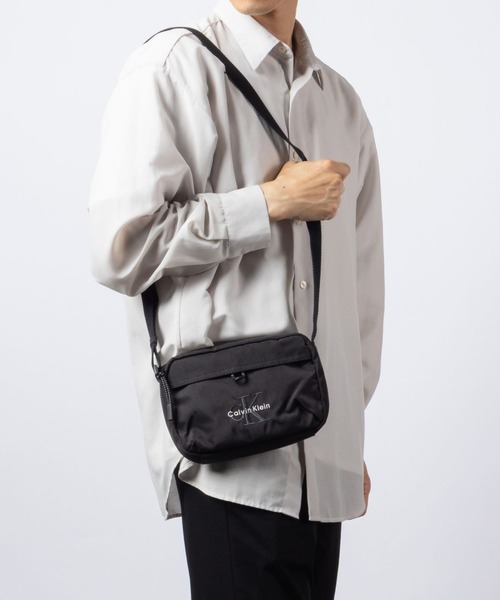 Calvin Klein(カルバン・クライン)の「【Calvin Klein / カルバン・クライン】BOLD CAMERA BAG ロゴ カメラバッグ / ショルダーバッグ(ショルダーバッグ・メンズ・ブラック・FREE)」の1枚目の写真