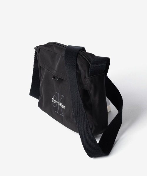 Calvin Klein(カルバン・クライン)の「【Calvin Klein / カルバン・クライン】BOLD CAMERA BAG ロゴ カメラバッグ / ショルダーバッグ(ショルダーバッグ・メンズ・ブラック・FREE)」の3枚目の写真