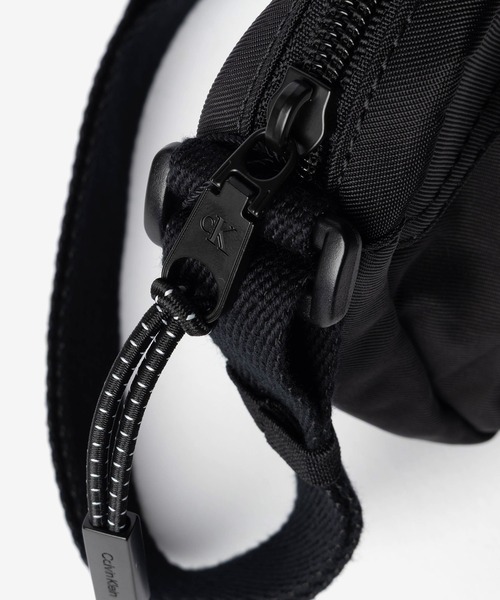 Calvin Klein(カルバン・クライン)の「【Calvin Klein / カルバン・クライン】BOLD CAMERA BAG ロゴ カメラバッグ / ショルダーバッグ(ショルダーバッグ・メンズ・ブラック・FREE)」の7枚目の写真