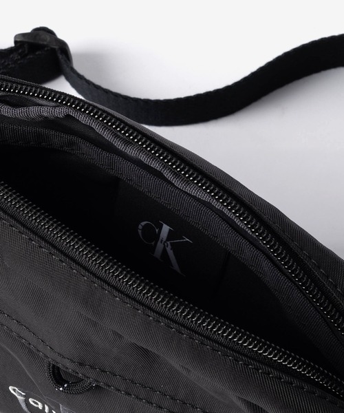 Calvin Klein(カルバン・クライン)の「【Calvin Klein / カルバン・クライン】BOLD CAMERA BAG ロゴ カメラバッグ / ショルダーバッグ(ショルダーバッグ・メンズ・ブラック・FREE)」の8枚目の写真