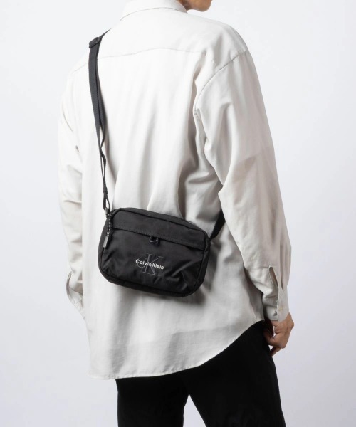 Calvin Klein(カルバン・クライン)の「【Calvin Klein / カルバン・クライン】BOLD CAMERA BAG ロゴ カメラバッグ / ショルダーバッグ(ショルダーバッグ・メンズ・ブラック・FREE)」の16枚目の写真