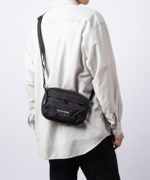 Calvin Klein(カルバン・クライン)の「【Calvin Klein / カルバン・クライン】BOLD CAMERA BAG ロゴ カメラバッグ / ショルダーバッグ(ショルダーバッグ・メンズ・ブラック・FREE)」の17枚目の写真
