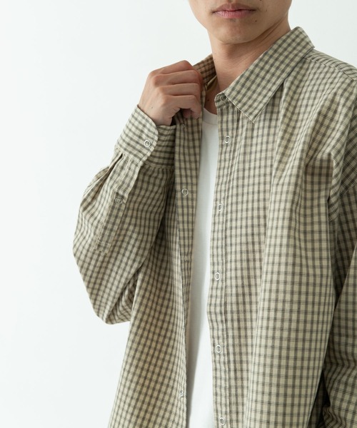 URBAN RESEARCH Sonny Label（アーバンリサーチサニーレーベル）の「サンドウォッシュチェックレギュラーシャツ（シャツ/ブラウス・メンズ・ブラック系その他/グリーン系その他/ベージュ系その他・MEDIUM/LARGE）」の14枚目の写真