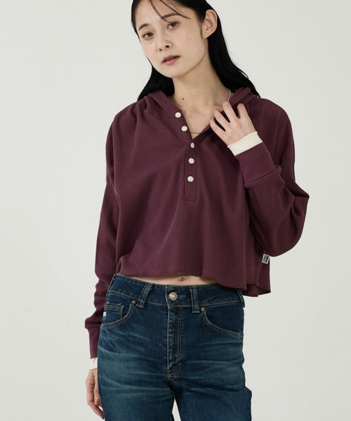 DISCUS(ディスカス)の「【DISCUS/ディスカス】ワッフルヘンリーネックフェイクレイヤードフードロンT/ワッフル生地/カットソー(Tシャツ/カットソー・レディース・ブラック/パープル/オフホワイト・フリー)」の3枚目の写真
