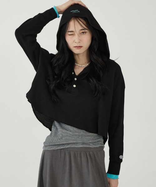 DISCUS(ディスカス)の「【DISCUS/ディスカス】ワッフルヘンリーネックフェイクレイヤードフードロンT/ワッフル生地/カットソー(Tシャツ/カットソー・レディース・ブラック/パープル/オフホワイト・フリー)」の2枚目の写真