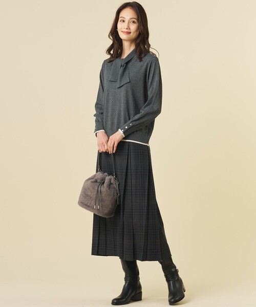 J.PRESS（ジェイプレス）の「【一枚で着映え】WORSTED WOOL BLEND ボウタイデザイン ニット（ニット/セーター・レディース・ライトグレー系/ワイン系/ネイビー系・T13/T15）」の6枚目の写真