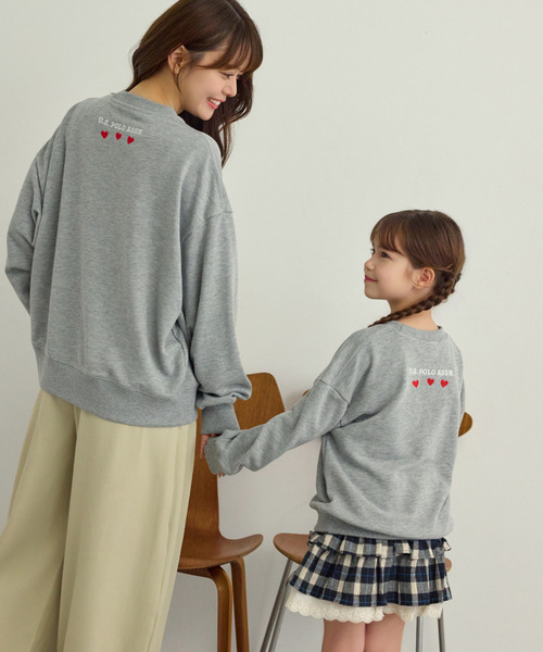 U.S. POLO ASSN.(ユーエスポロアッスン)の「【Ada.別注 U.S.POLO ASS.】バックネック ハート刺繍 スウェット 親子 ペアルック(その他トップス・レディース・ブラック/ライトグレー・M/L)」の2枚目の写真
