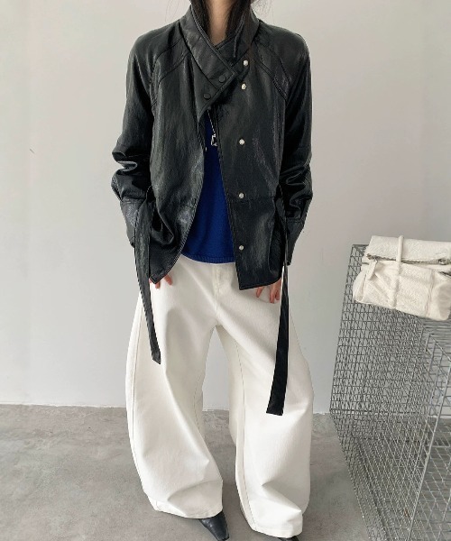 &soiree(アンドソワレ)の「ベルト付きスタンドカラーフェイクレザージャケット(その他アウター・レディース・ブラック/ダークブラウン/ブラウン・MEDIUM/LARGE)」の1枚目の写真