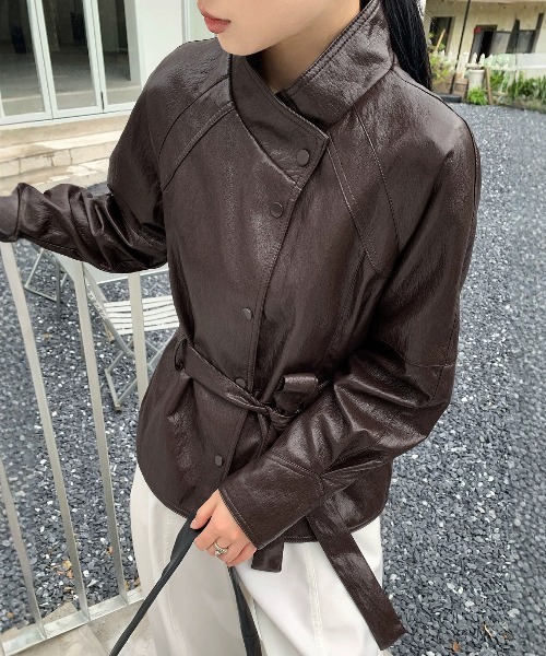 &soiree(アンドソワレ)の「ベルト付きスタンドカラーフェイクレザージャケット(その他アウター・レディース・ブラック/ダークブラウン/ブラウン・MEDIUM/LARGE)」の7枚目の写真