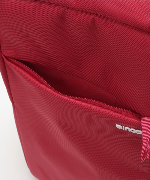 incase(インケース)の「※入荷禁止※CL55537 Icon Slim Pack Nylon(バックパック/リュック・メンズ・レッド・ONE SIZE)」の9枚目の写真