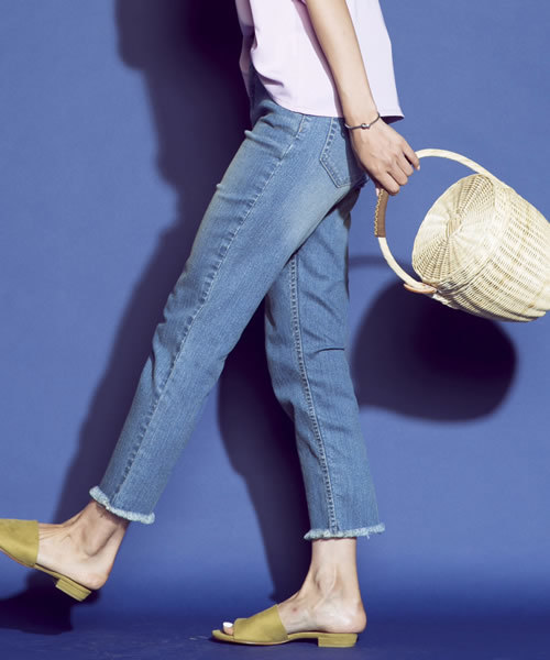 MAYSON GREY（メイソングレイ）の「カットオフアンクルデニム（デニムパンツ・レディース・ネイビー/ブルー/ホワイト・SS/S(1)/L(3)/M(2)）」の3枚目の写真