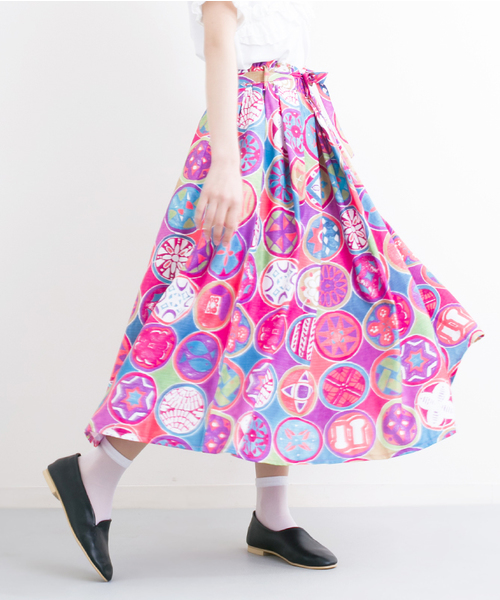 カラフルスプラッター柄 スカートとスウェットセット MERLOT（メルロー）の「カラフルな古いお皿柄ウエストリボンタックス