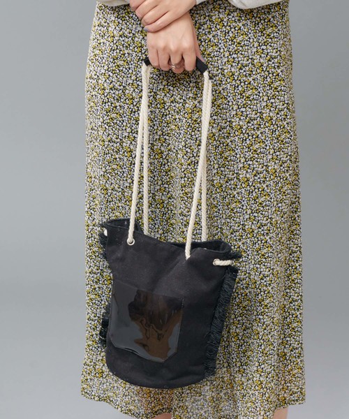 DISCOAT（ディスコート）の「フリンジ巾着バッグ（ショルダーバッグ・レディース・アイボリー/ホワイト系その他/ブラック・FREE）」の8枚目の写真