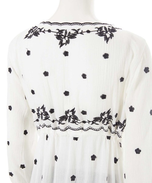 fifth（フィフス）の「フラワー刺繍ロングガウン（カーディガン/ボレロ・レディース・ホワイト/ブラック/サックスブルー・MEDIUM）」の6枚目の写真